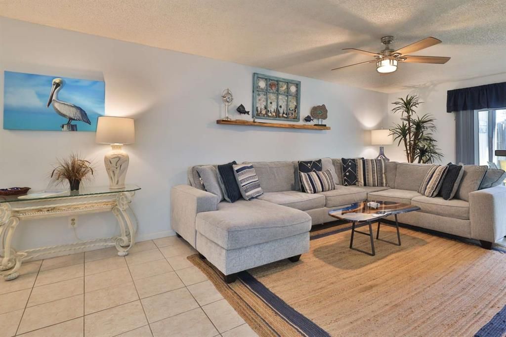 Activo con contrato: $409,000 (3 camas, 2 baños, 1174 Pies cuadrados)