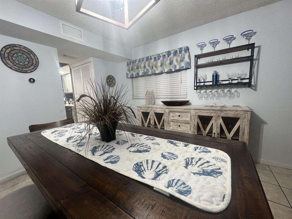 Activo con contrato: $409,000 (3 camas, 2 baños, 1174 Pies cuadrados)