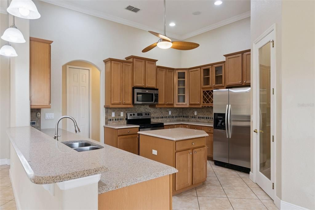 Activo con contrato: $674,990 (4 camas, 3 baños, 2663 Pies cuadrados)
