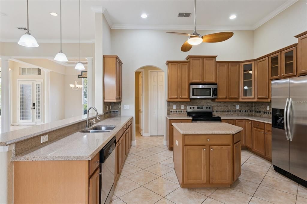 Activo con contrato: $674,990 (4 camas, 3 baños, 2663 Pies cuadrados)