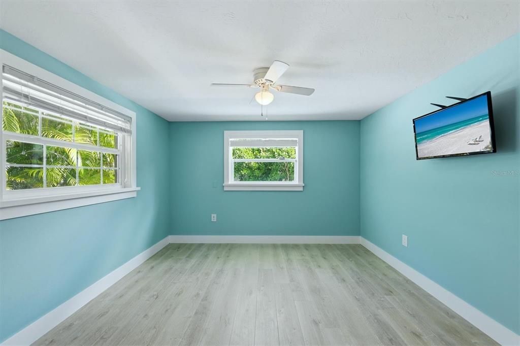 For Sale: $1,075,000 (3 beds, 2 baths, 1010 Square Feet)