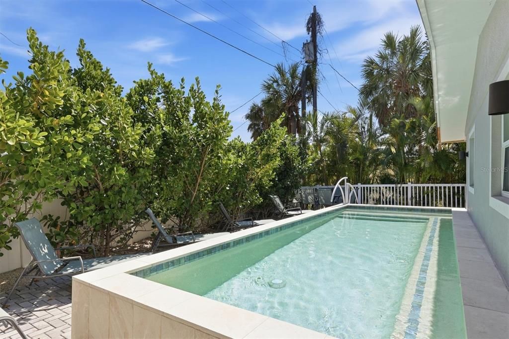 For Sale: $1,075,000 (3 beds, 2 baths, 1010 Square Feet)