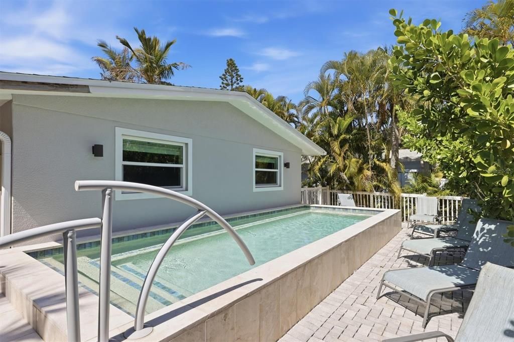 For Sale: $1,075,000 (3 beds, 2 baths, 1010 Square Feet)