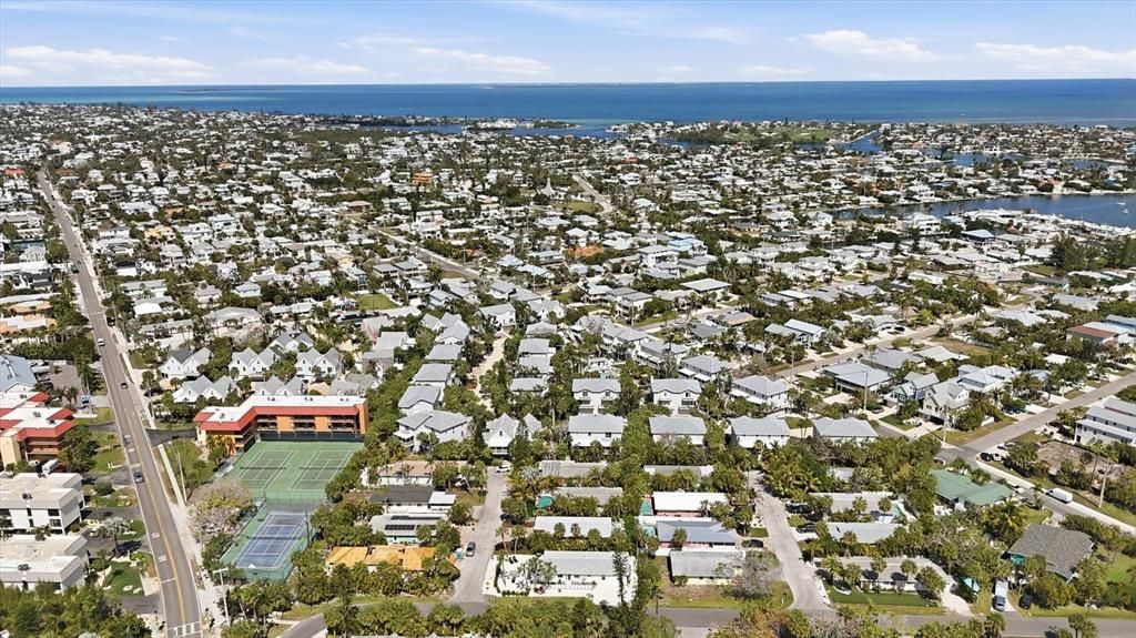 For Sale: $1,075,000 (3 beds, 2 baths, 1010 Square Feet)