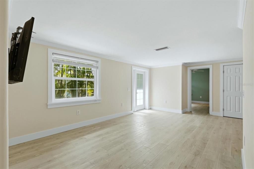 For Sale: $1,075,000 (3 beds, 2 baths, 1010 Square Feet)