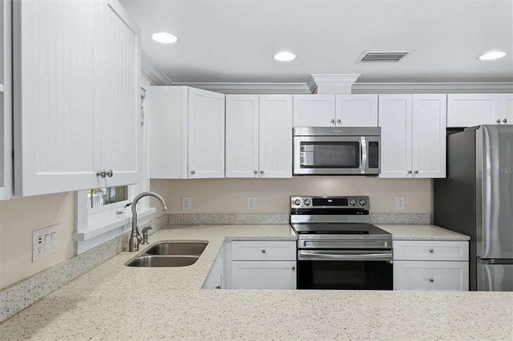 For Sale: $1,075,000 (3 beds, 2 baths, 1010 Square Feet)