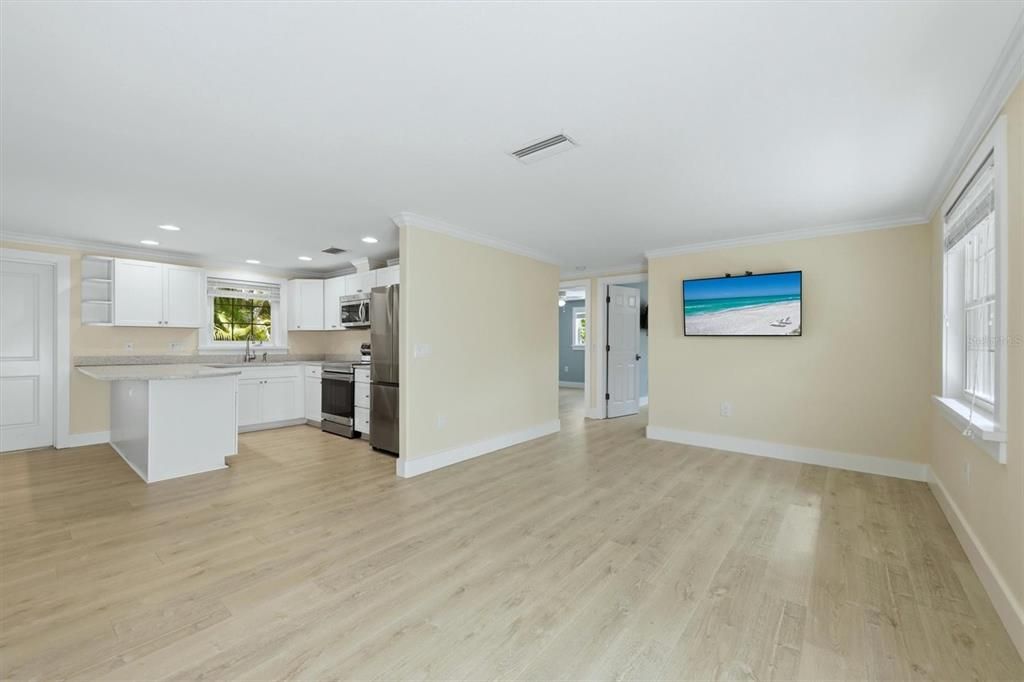 For Sale: $1,075,000 (3 beds, 2 baths, 1010 Square Feet)