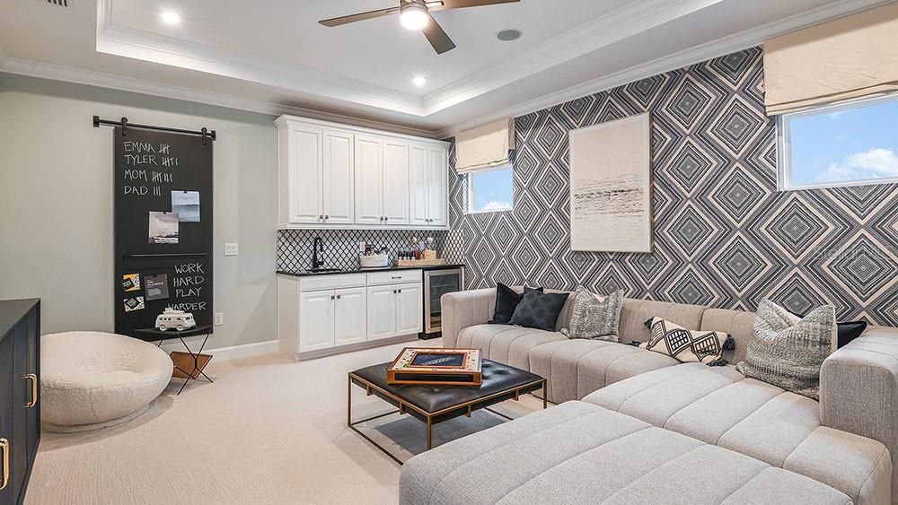 Activo con contrato: $685,000 (5 camas, 4 baños, 3461 Pies cuadrados)