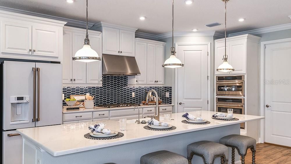 Activo con contrato: $685,000 (5 camas, 4 baños, 3461 Pies cuadrados)