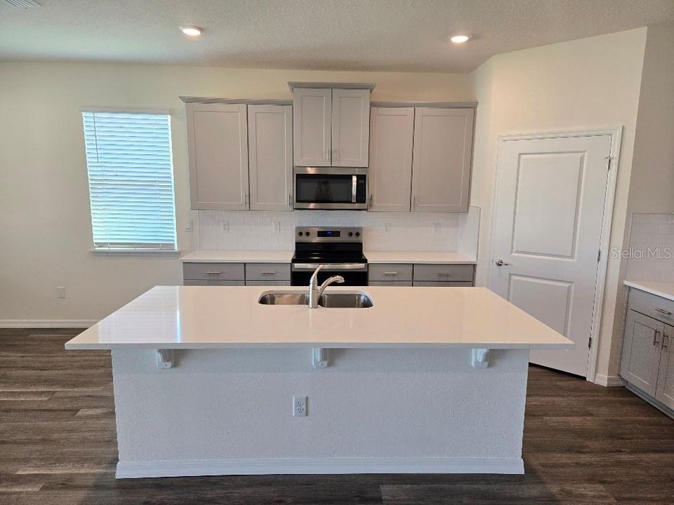 На продажу: $364,990 (4 спален, 2 ванн, 2034 Квадратных фут)