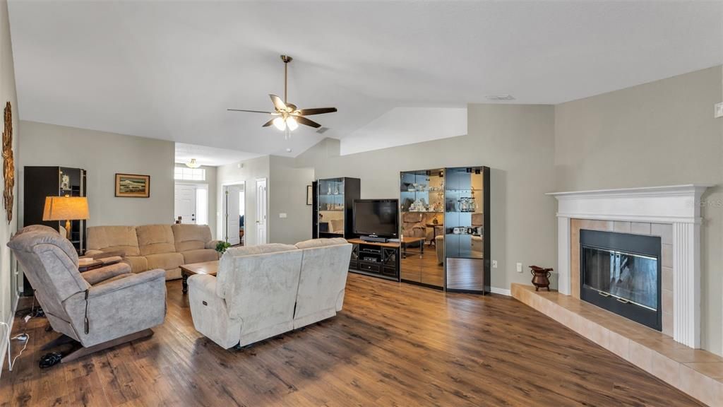 For Sale: $334,900 (4 beds, 2 baths, 1908 Square Feet)