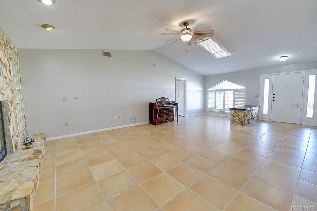 En Venta: $354,950 (3 camas, 3 baños, 2640 Pies cuadrados)
