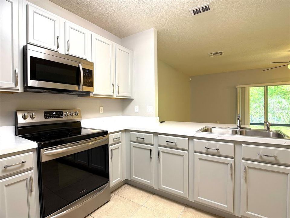 Active With Contract: $1,850 (3 beds, 2 baths, 1530 Square Feet)