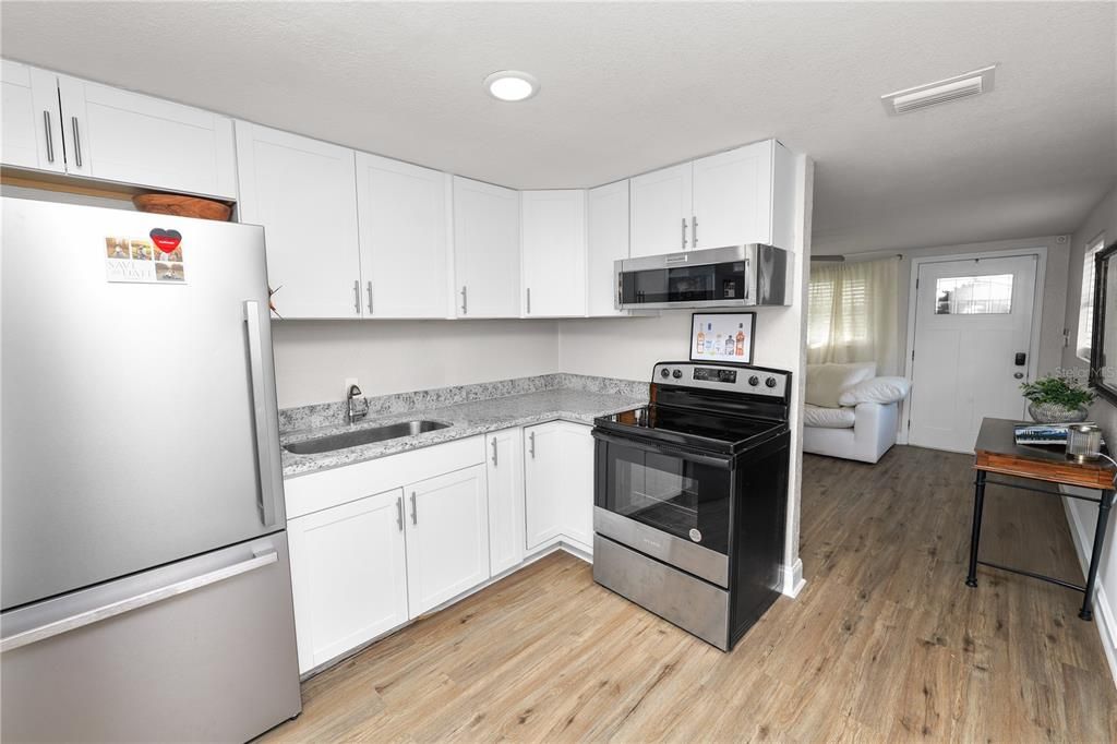 For Sale: $159,000 (2 beds, 1 baths, 672 Square Feet)