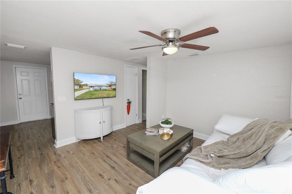 For Sale: $159,000 (2 beds, 1 baths, 672 Square Feet)