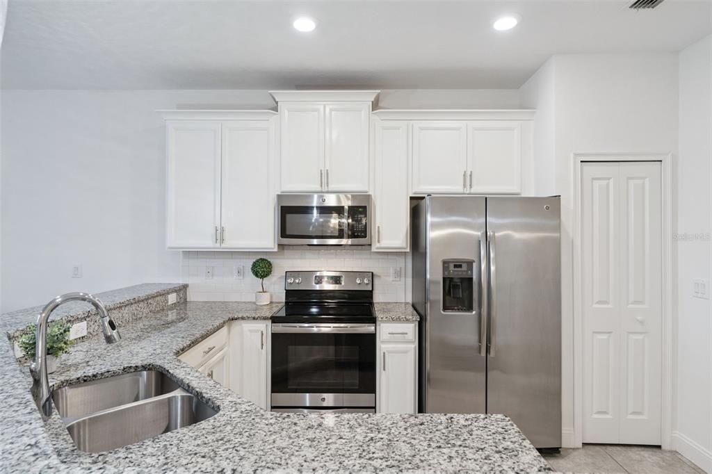 For Sale: $299,000 (2 beds, 2 baths, 1374 Square Feet)