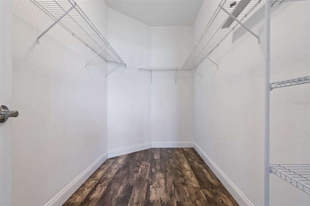 For Sale: $299,000 (2 beds, 2 baths, 1374 Square Feet)