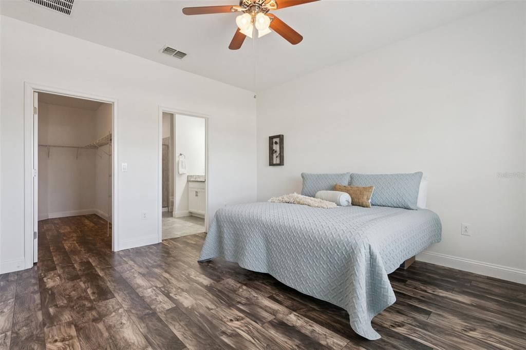 For Sale: $299,000 (2 beds, 2 baths, 1374 Square Feet)