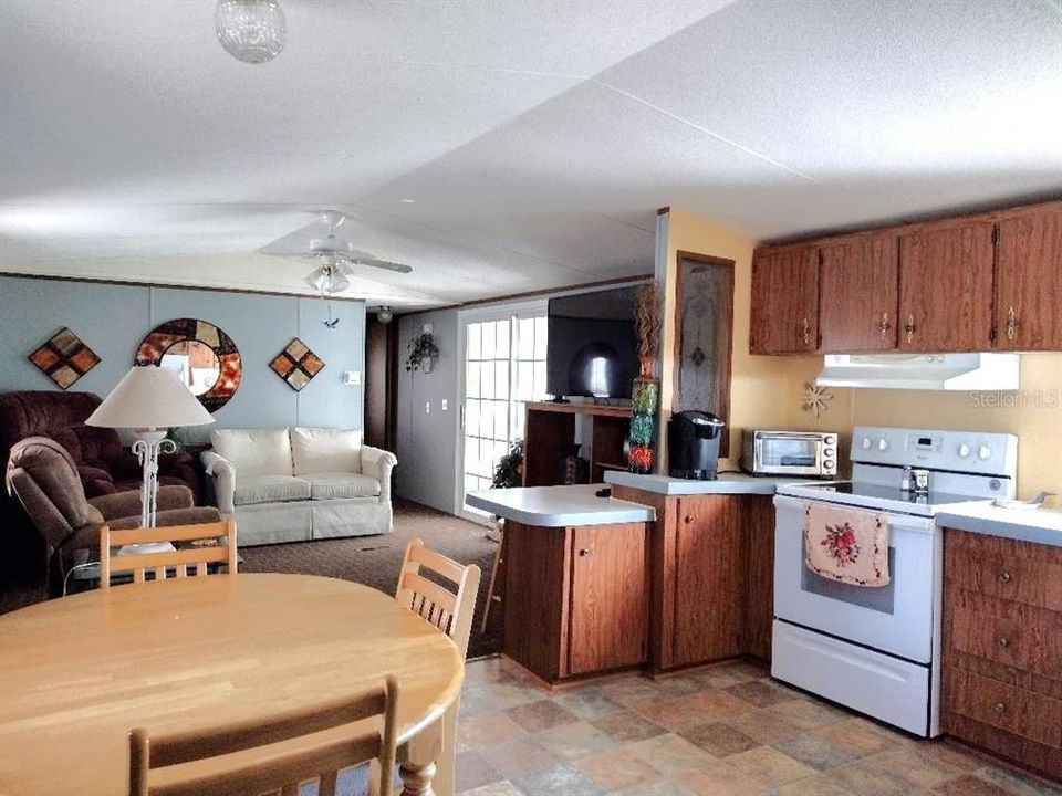 Active With Contract: $198,500 (2 beds, 2 baths, 924 Square Feet)