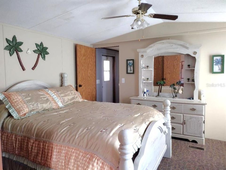 Active With Contract: $198,500 (2 beds, 2 baths, 924 Square Feet)