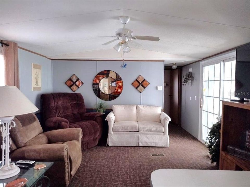Active With Contract: $198,500 (2 beds, 2 baths, 924 Square Feet)