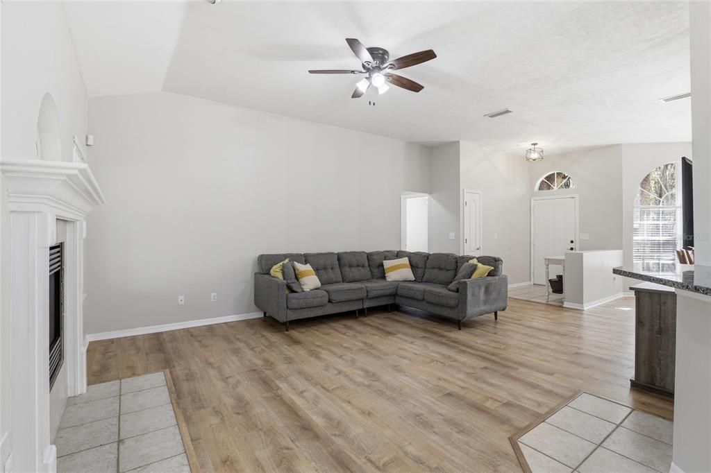 Activo con contrato: $325,000 (3 camas, 2 baños, 1770 Pies cuadrados)