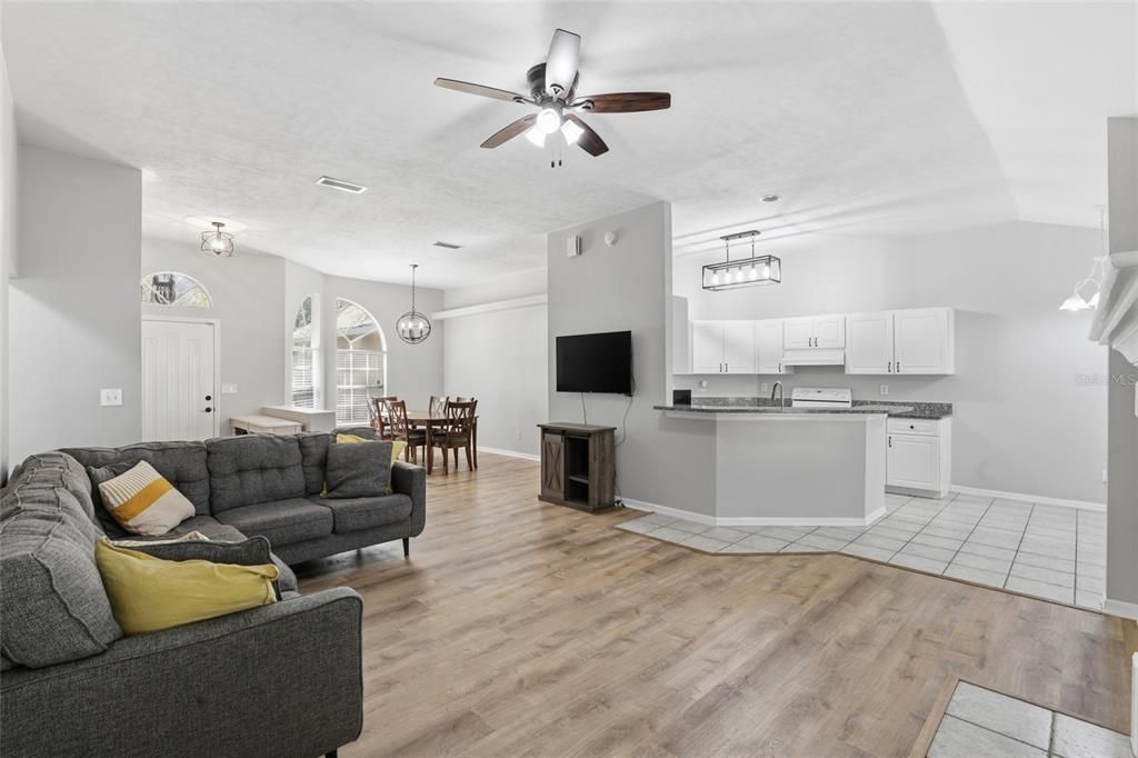 Activo con contrato: $325,000 (3 camas, 2 baños, 1770 Pies cuadrados)