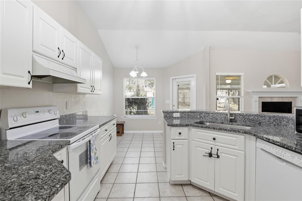 Activo con contrato: $325,000 (3 camas, 2 baños, 1770 Pies cuadrados)