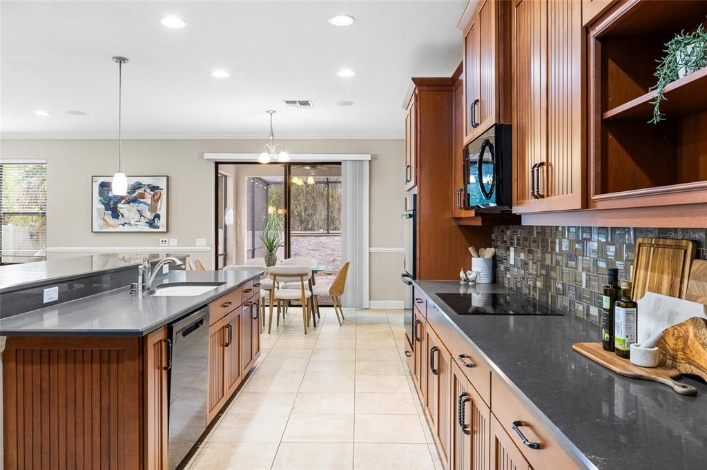 Activo con contrato: $649,000 (5 camas, 3 baños, 4684 Pies cuadrados)