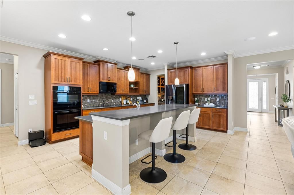 Activo con contrato: $649,000 (5 camas, 3 baños, 4684 Pies cuadrados)
