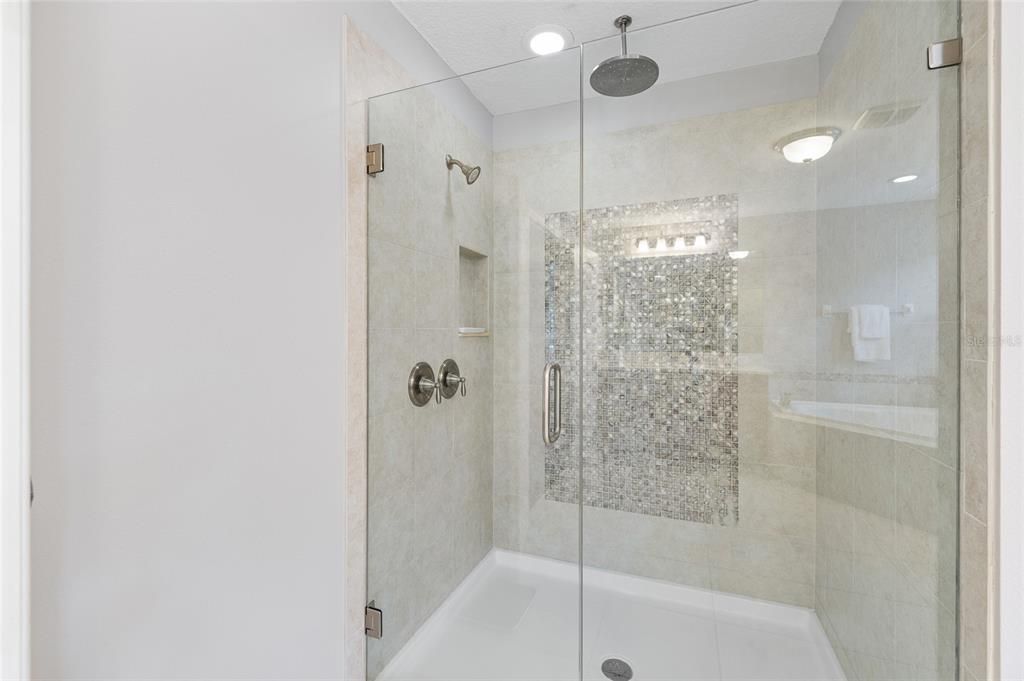 Activo con contrato: $649,000 (5 camas, 3 baños, 4684 Pies cuadrados)
