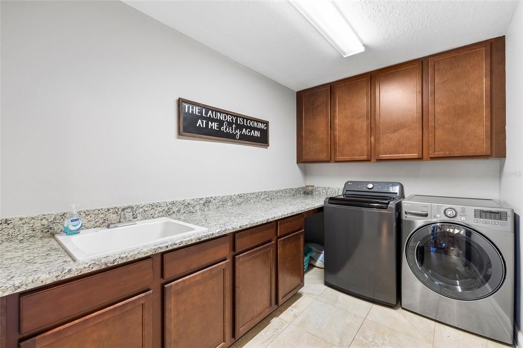 Activo con contrato: $649,000 (5 camas, 3 baños, 4684 Pies cuadrados)