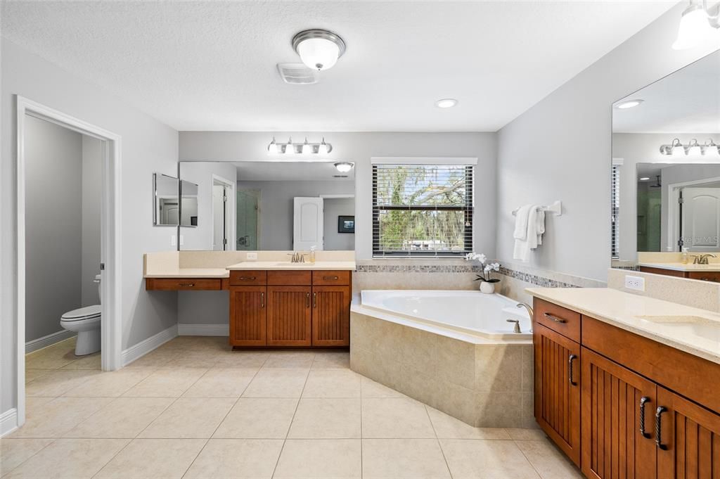Activo con contrato: $649,000 (5 camas, 3 baños, 4684 Pies cuadrados)