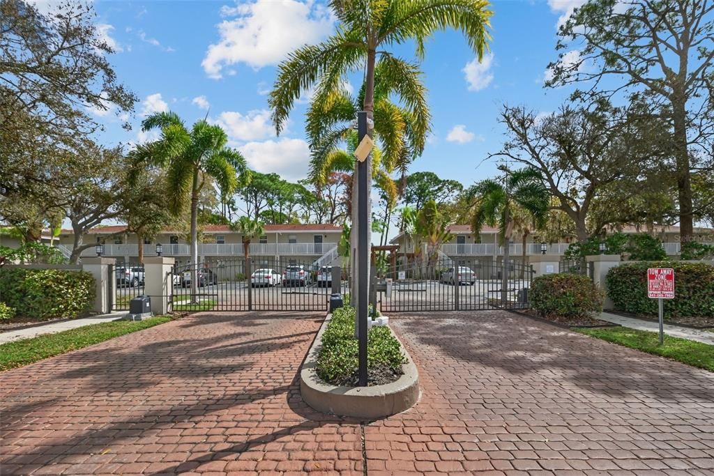 Active With Contract: $159,000 (2 beds, 2 baths, 920 Square Feet)