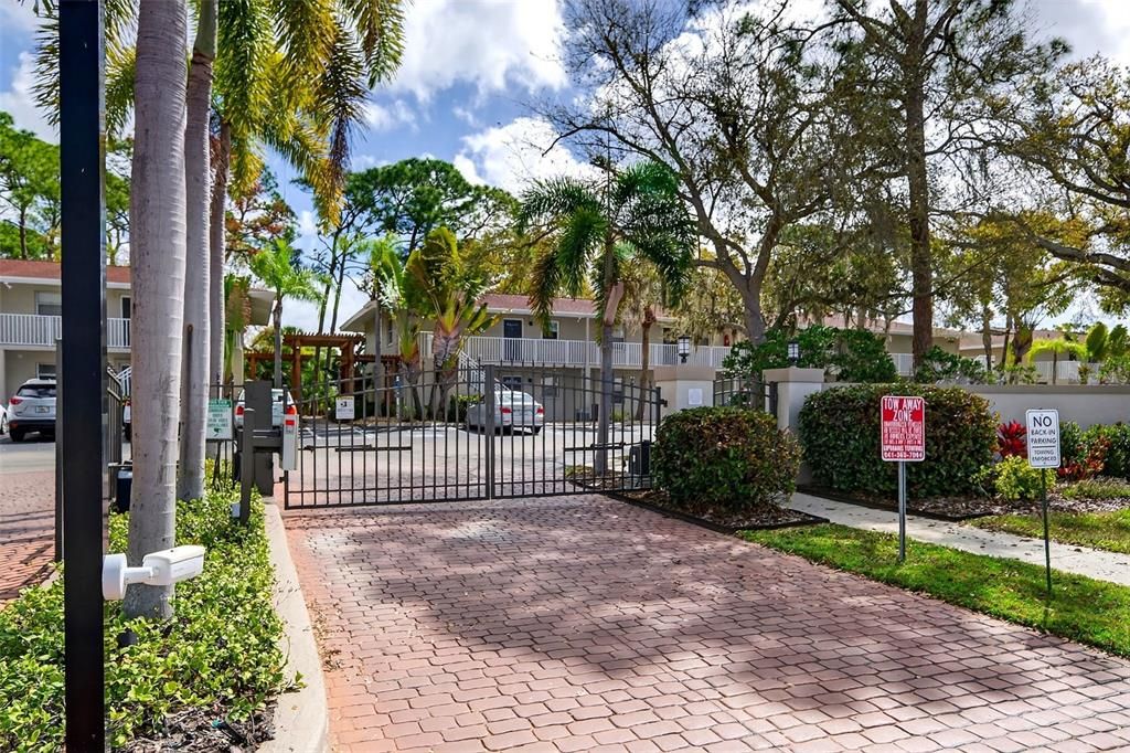 Active With Contract: $159,000 (2 beds, 2 baths, 920 Square Feet)