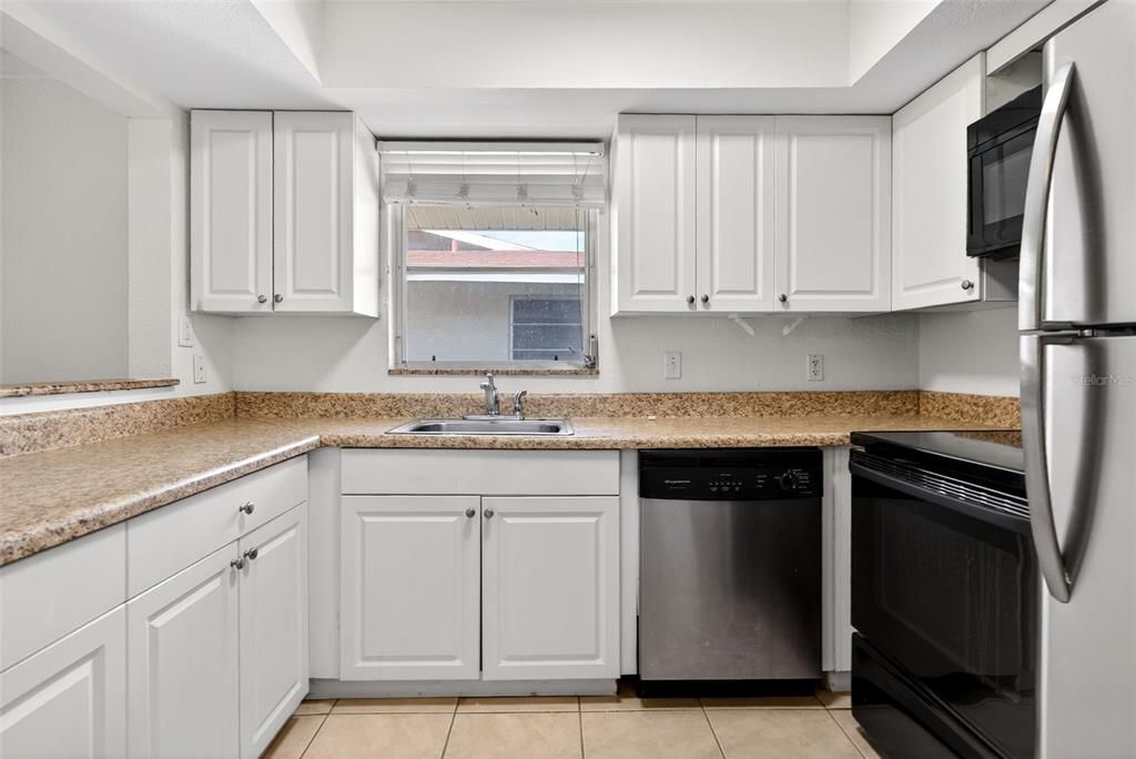 Active With Contract: $159,000 (2 beds, 2 baths, 920 Square Feet)