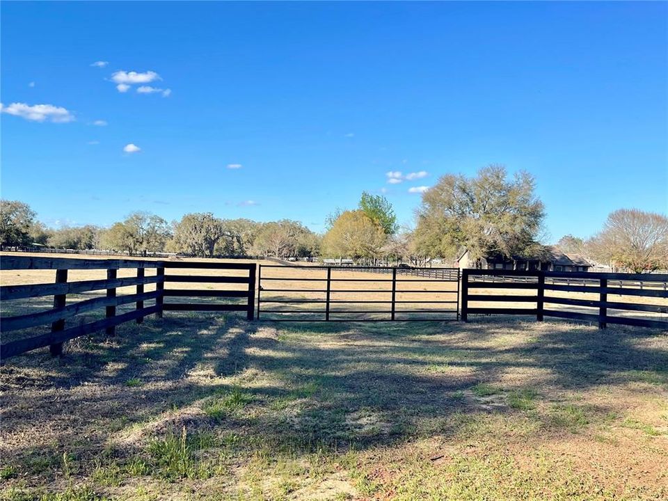 待售: $489,900 (11.95 acres)