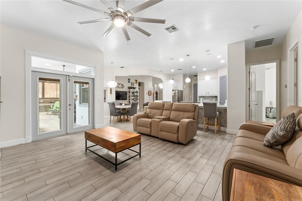 En Venta: $799,999 (4 camas, 3 baños, 2470 Pies cuadrados)