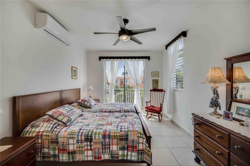 For Sale: $1,100,000 (4 beds, 4 baths, 2745 Square Feet)