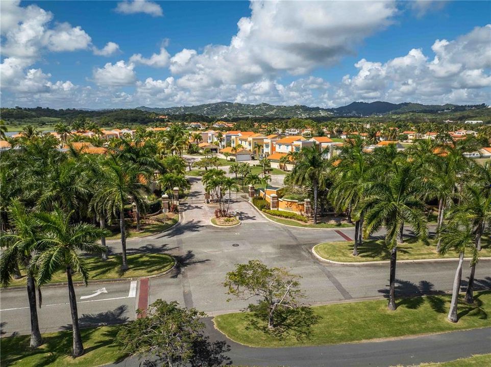 For Sale: $1,100,000 (4 beds, 4 baths, 2745 Square Feet)
