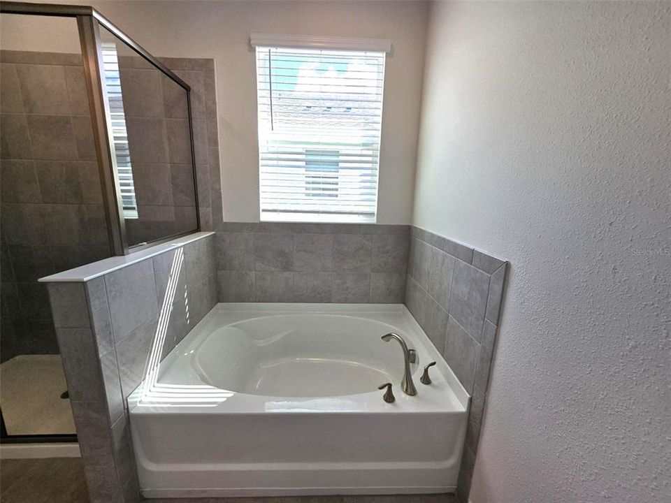 Active With Contract: $2,600 (3 beds, 2 baths, 2036 Square Feet)