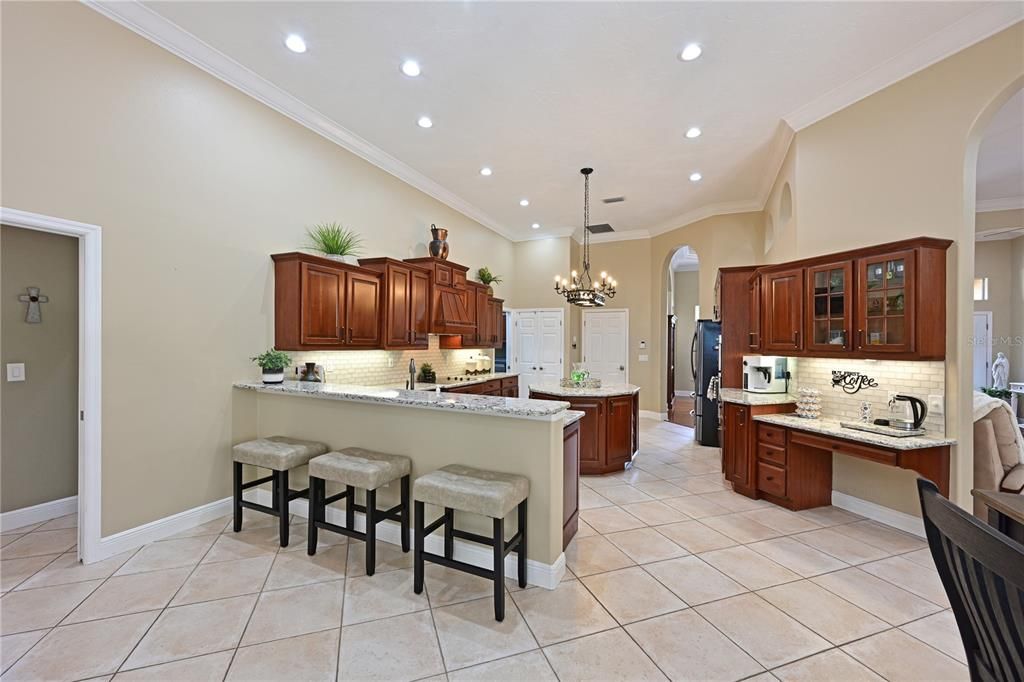Activo con contrato: $699,900 (3 camas, 2 baños, 2686 Pies cuadrados)