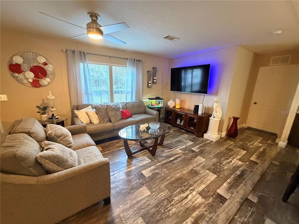 For Sale: $499,999 (5 beds, 3 baths, 2264 Square Feet)