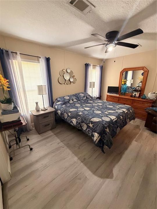 For Sale: $499,999 (5 beds, 3 baths, 2264 Square Feet)