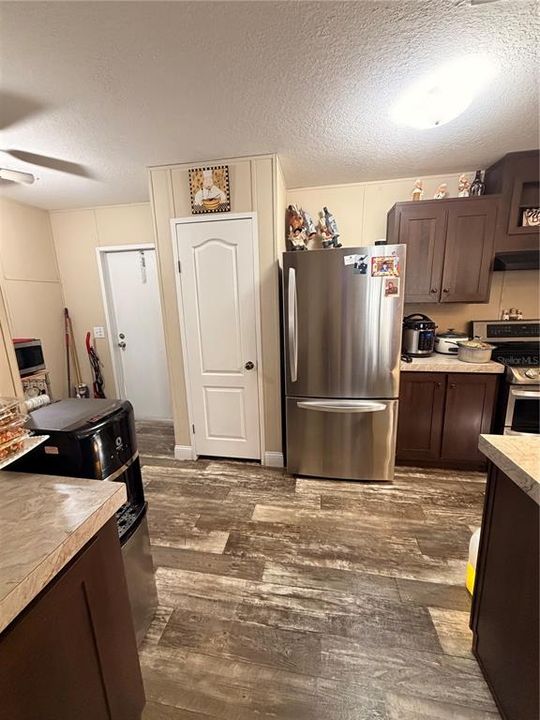 For Sale: $499,999 (5 beds, 3 baths, 2264 Square Feet)