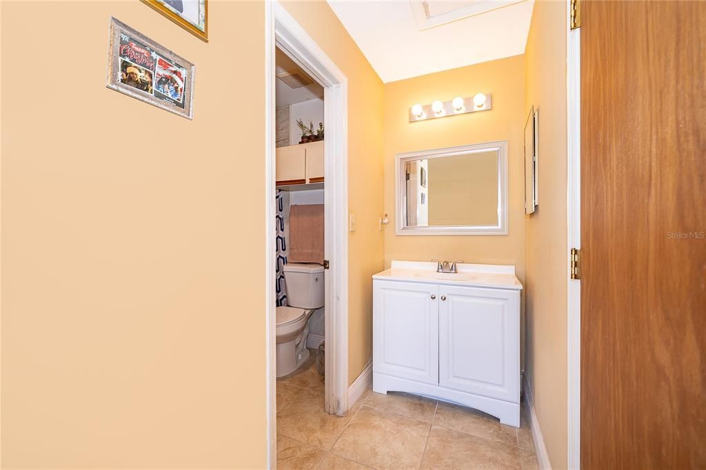 Active With Contract: $195,000 (2 beds, 2 baths, 991 Square Feet)