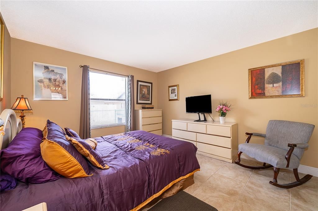 Active With Contract: $195,000 (2 beds, 2 baths, 991 Square Feet)
