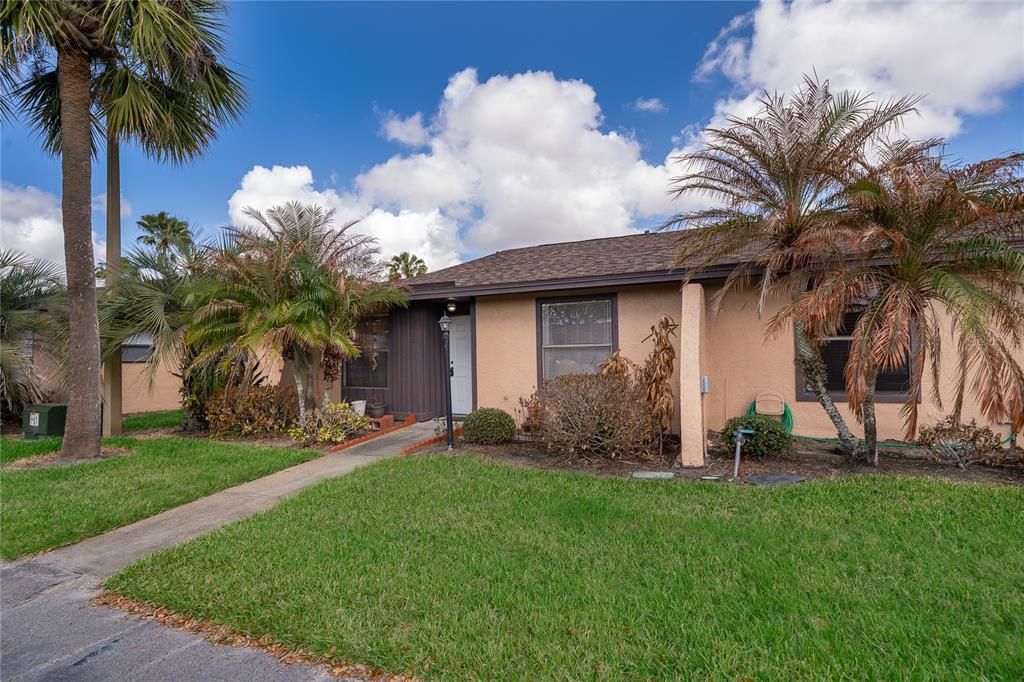 Active With Contract: $195,000 (2 beds, 2 baths, 991 Square Feet)