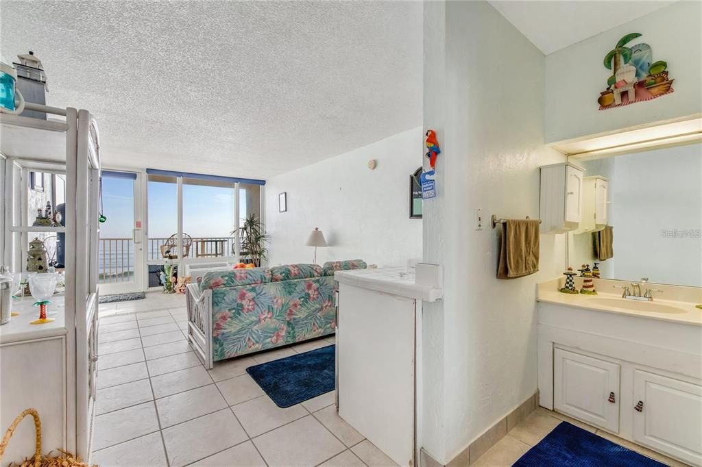 For Sale: $175,000 (1 beds, 1 baths, 385 Square Feet)