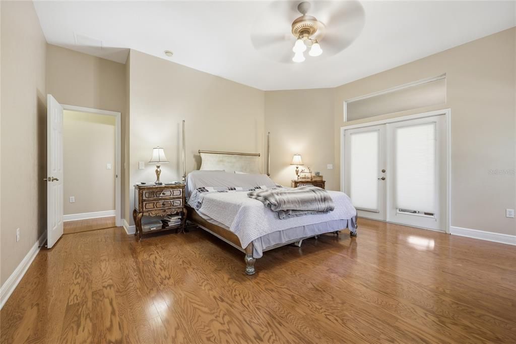 For Sale: $950,000 (5 beds, 3 baths, 3910 Square Feet)